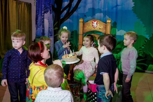 Rusya, Yaroslavl - 03 Şubat 2017: mutlu çocuk doğum günü kutlaması, grup tarzı giyinmiş eski Rus peri masalı animatör kızla yarışmalar ve oyunlar büyük odada kiler ve soba ile.