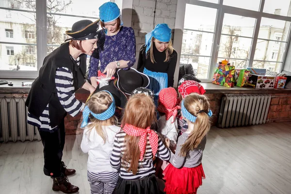 Rússia Yaroslavl Fev 2018 Grupo Feliz Crianças Uma Celebração Aniversário — Fotografia de Stock