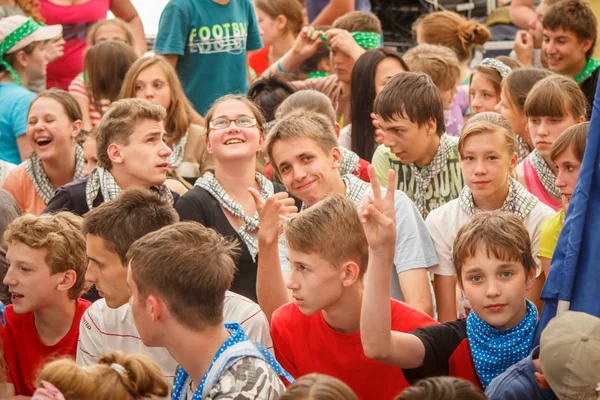 Rússia Yaroslavl Jun 2012 Crianças Felizes Grupo Adolescentes Adultos Relaxam — Fotografia de Stock