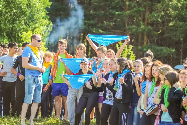 俄罗斯 雅罗斯拉夫尔 2012年6月30日 群快乐儿童和成年青少年放松在夏季森林帐篷营玩活跃游戏在伏尔加河畔参加比赛在阳光明媚的日子 — 图库照片