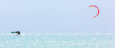 cesur adam uçurtma rüzgar tarafından parlak güneşli bir günde açtı onun elinde bir yelken kanat Karadeniz'e yelken. duyuru köyü. kopya alanı.