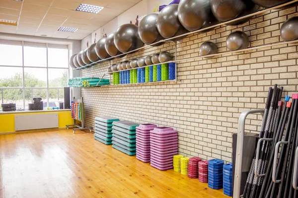 Üres edzőterem, fitnesz és testépítő, fitness berendezés egy — Stock Fotó