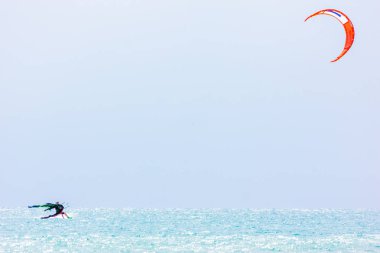 cesur adam uçurtma rüzgar tarafından parlak güneşli bir günde açtı onun elinde bir yelken kanat Karadeniz'e yelken. duyuru köyü. kopya alanı.