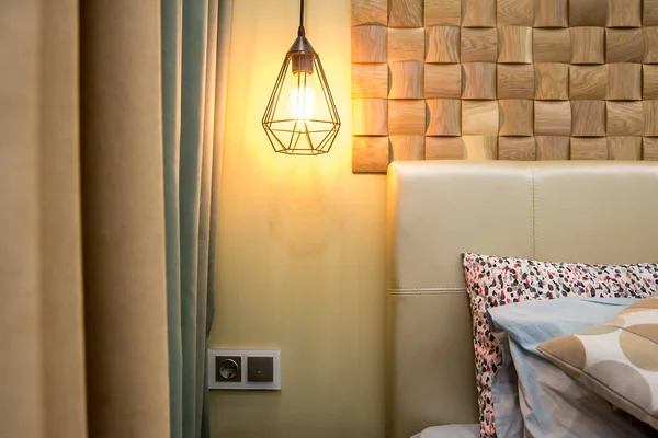現代の家インテリア リビング ルームの装飾要素と 木製の壁の質感と暖かいランプで贅沢な空のアパートの装飾のセグメント — ストック写真