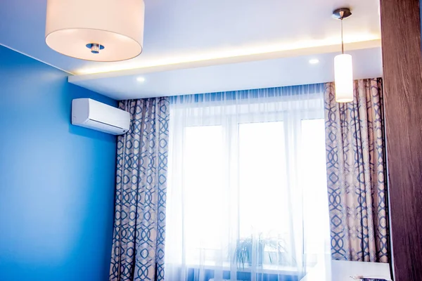 現代住宅インテリア ベッド ルーム装飾要素と青い壁と白い天井の空のアパートの高級家具のセグメント — ストック写真