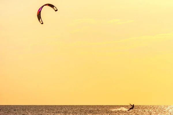 Extreme Groep Kiters Ride Golven Sprongen Lucht Zwarte Zee Met — Stockfoto