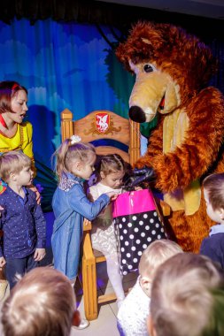 Rusya, Yaroslavl - 03 Şubat 2017: mutlu çocuk doğum günü kutlaması, grup tarzı giyinmiş eski Rus peri masalı animatör kızla yarışmalar ve oyunlar büyük odada kiler ve soba ile.