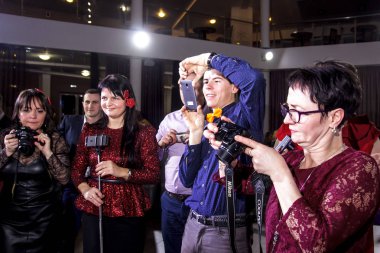 Rusya, Yaroslavl - 27 Aralık 2016: Kurumsal şirket Oriflame önde gelen ve satış ve yeni yıl, yıl sonu vesilesiyle bir sürü insan ile dans.