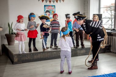 Rusya, Yaroslavl - 17 Şubat 2018: mutlu bir doğum günü kutlaması, çocukların grup giyinmiş bir animatör korsanlarla tarzında, yarışmalar ve kabarcıklar oyna Oyunlar loft tarzı ile büyük bir odada