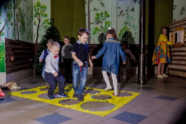 Rusia Yaroslavl Feb 2017 Feliz Grupo Niños Celebración Del Cumpleaños — Foto de Stock