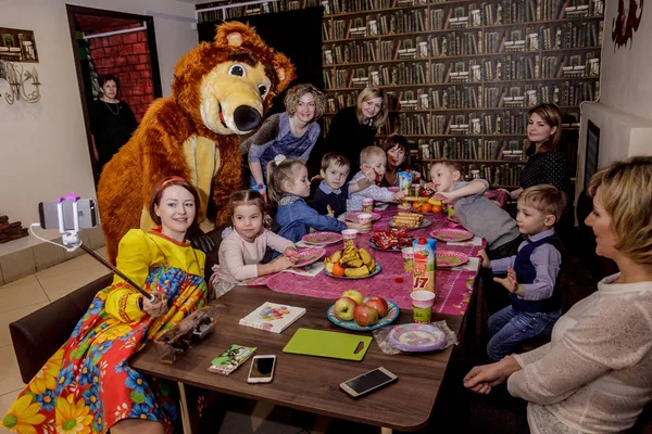 Rosja Yaroslavl Lutego 2017 Szczęśliwy Grupa Dzieci Obchody Urodzin Ubrana — Zdjęcie stockowe
