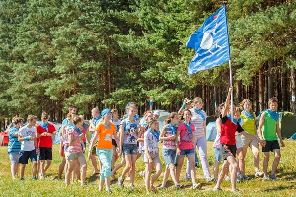 Ρωσία Γιαροσλάβλ Ιουν 2012 Ομάδα Ευτυχισμένα Παιδιά Και Ενήλικες Έφηβοι Royalty Free Φωτογραφίες Αρχείου