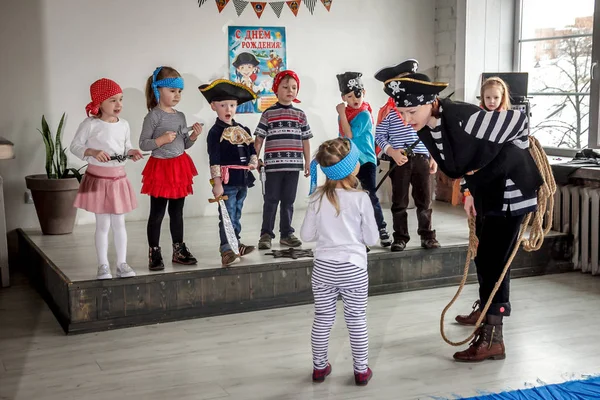 Ryssland Yaroslavl Feb 2018 Glad Grupp Barn Födelsedag Fest Klädd Stockfoto