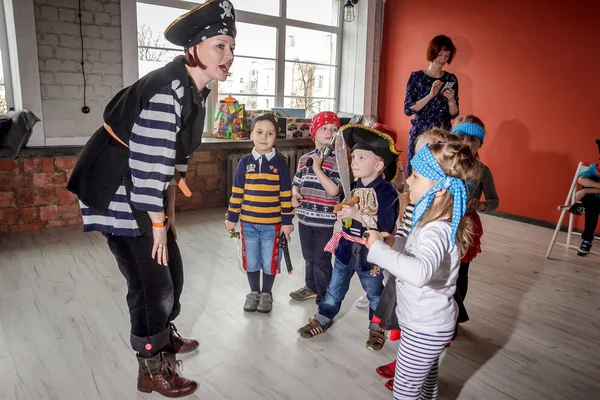 Rússia Yaroslavl Fev 2018 Grupo Feliz Crianças Uma Celebração Aniversário Fotos De Bancos De Imagens Sem Royalties