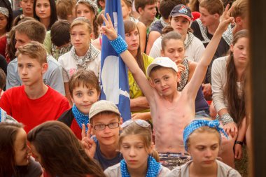 Rusya, Yaroslavl - 30 Haziran 2012: grup mutlu çocuklar ve yetişkin gençler yaz orman çadır kampında dinlenmek bankalar Volga nehir üzerinde aktif oyunlar oynamak parlak Güneşli gün yarışmalara katılmak