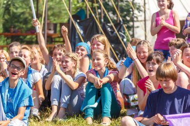 Rusya, Yaroslavl-29 Haziran 2013: Grup mutlu çocuklar ve yetişkin gençler yaz ormanı çadır kampı dinlenmek bankalar Volga Nehri üzerinde parlak güneşli gün yarışmalara katılmak aktif oyunlar oynamak