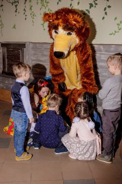 Rusya, Yaroslavl - 03 Şubat 2017: mutlu çocuk doğum günü kutlaması, grup tarzı giyinmiş eski Rus peri masalı animatör kızla yarışmalar ve oyunlar büyük odada kiler ve soba ile.