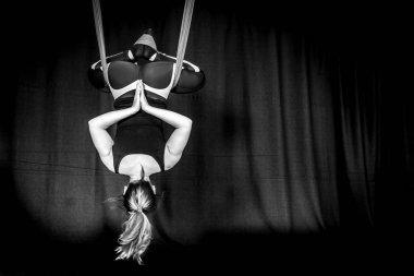 Rusya, Yaroslavl - 16 Aralık 2018: esnek kadın sinek fitness hamaklar, hava yoga halatlar ve asılı eğitim için sınıfta daha önce ısınma.