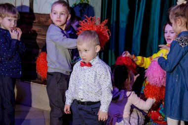 Rusya, Yaroslavl - 03 Şubat 2017: mutlu çocuk doğum günü kutlaması, grup tarzı giyinmiş eski Rus peri masalı animatör kızla yarışmalar ve oyunlar büyük odada kiler ve soba ile.