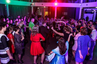 Rusya, Yaroslavl - 27 Aralık 2016: Kurumsal şirket Oriflame önde gelen ve satış ve yeni yıl, yıl sonu vesilesiyle bir sürü insan ile dans.