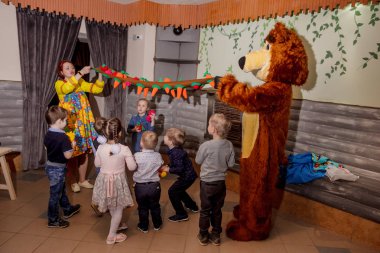 Rusya, Yaroslavl - 03 Şubat 2017: mutlu çocuk doğum günü kutlaması, grup tarzı giyinmiş eski Rus peri masalı animatör kızla yarışmalar ve oyunlar büyük odada kiler ve soba ile.