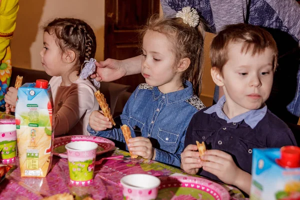 Russie Yaroslavl Février 2017 Heureux Groupe Enfants Fête Anniversaire Habillé — Photo