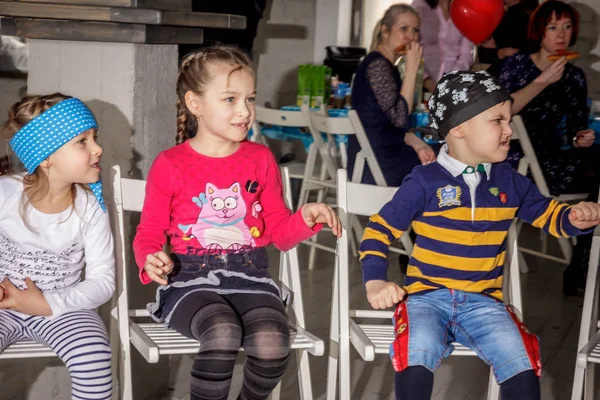 Rússia Yaroslavl Fev 2018 Grupo Feliz Crianças Uma Celebração Aniversário — Fotografia de Stock