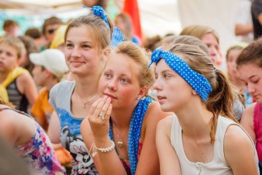 Rusya, Yaroslavl-29 Haziran 2013: Grup mutlu çocuklar ve yetişkin gençler yaz ormanı çadır kampı dinlenmek bankalar Volga Nehri üzerinde parlak güneşli gün yarışmalara katılmak aktif oyunlar oynamak