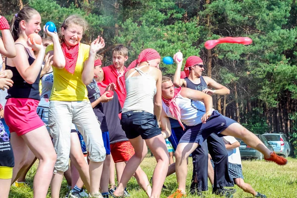 俄罗斯 雅罗斯拉夫尔 2012年6月30日 群快乐儿童和成年青少年放松在夏季森林帐篷营玩活跃游戏在伏尔加河畔参加比赛在阳光明媚的日子 — 图库照片