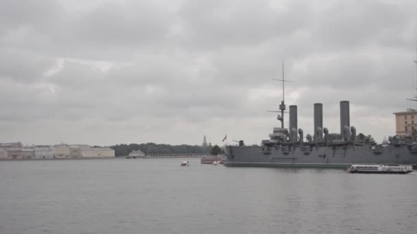 圣彼得堡 Liteinii 桥不到河边 奥罗拉巡洋舰多云的天空 帕维尔的堡垒 — 图库视频影像
