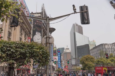 Shanghai, Çin. Yol. Bina. Trafik. Teller. Trafik lambası. İşaretler. İnsanlar. Nanjing rd. yaya cadde. Ağaçlar. Nisan, 2013