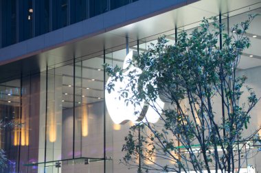 Shanghai, Çin. Nanjing yolu. Elma stok. İyi geceler. Logosunu görmeniz gerekir. Ağaç. Işık. Şarkı söyle. Işıma. Nisan, 2013