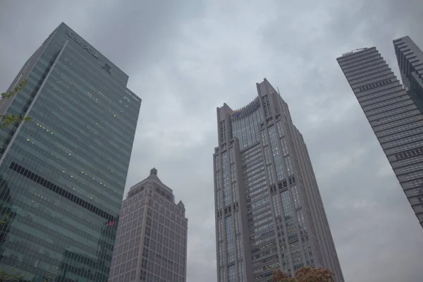 Shanghai. Çin. Sreet ticaret. Yol. Binalar. Ağaçlar. Karşıdan karşıya. Meyve. bilgi noktası. 