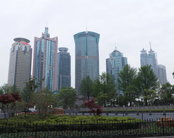 Шанхай Китай Sreet Торгівлі Дорога Будівель Дерева Хрест Дорога Плоди — стокове фото