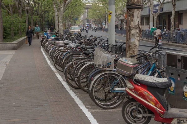 Shanhai Chiny Parking Dla Rowerów Drogi Drzewo Chodnik — Zdjęcie stockowe