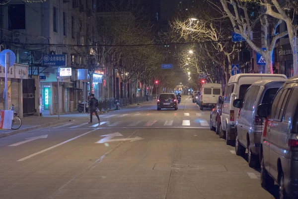 Çin, Shanghai. İyi geceler. Sokak ışık. Araba laght. Asfalt. Park araba. Board.Backyard şarkı. Arka taraf. Dükkanı. Kişi. Arka Bahçe. Teller. Nisan, 2013