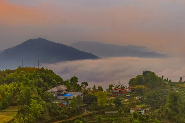 これは 鮮やかな色の曇り空の写真と Sarangkot ポカラ ネパール カトマンズ近郊の近くの丘の駅の山です 夕暮れ時 夜明け 昼間曇りの日に撮影した画像 画像の主題であるインスピレーション — ストック写真