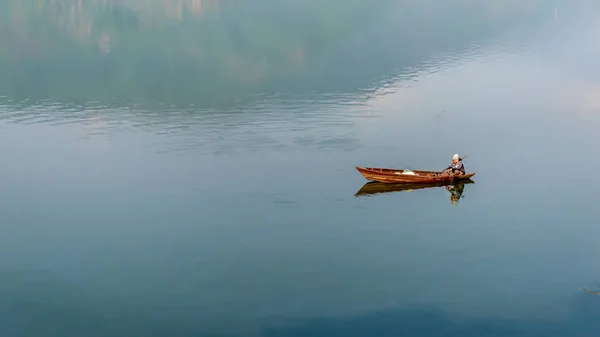 Hombre Solitario Mar Con Kayak Después Del Atardecer Deporte Recreación — Foto de Stock