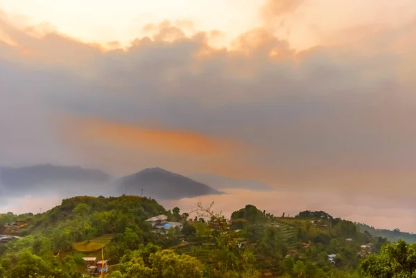 これは 鮮やかな色の曇り空の写真と Sarangkot ポカラ ネパール カトマンズ近郊の近くの丘の駅の山です 夕暮れ時 夜明け 昼間曇りの日に撮影した画像 画像の主題であるインスピレーション — ストック写真