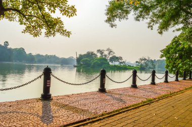 Güzel yeşil park ve mavi Berrak gökyüzü manzara. Bir yaz günü çit ve kırmızı tuğla yolda satırı. Görüntü macera, ilham, heyecan verici, umutlu, parlak, sansasyonel, sakin, sakin, fırtınalı, çarpıcı konusudur. Bu fotoğraf t.