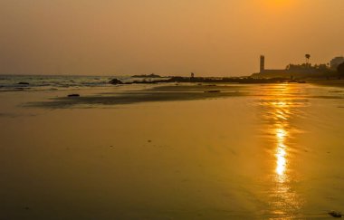 Güzel deniz desteklemek gündoğumu veya günbatımı günbatımı vahşi boş tropikal plaj, turuncu gökyüzü, güneş ışığı reflextions kıyısında günbatımı zaman içinde güneşli bir manzara stil kullanılabilir gibi bir arka plan, duvar kağıdı, ekran koruyucu afiş seyahat vacatio