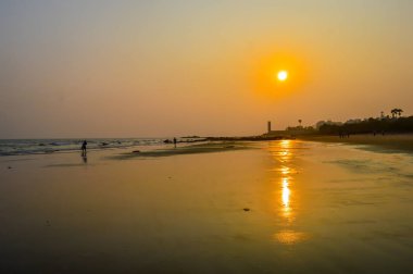 Güzel deniz desteklemek gündoğumu veya günbatımı günbatımı vahşi boş tropikal plaj, turuncu gökyüzü, güneş ışığı reflextions kıyısında günbatımı zaman içinde güneşli bir manzara stil kullanılabilir gibi bir arka plan, duvar kağıdı, ekran koruyucu afiş seyahat vacatio