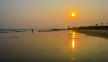 Güzel deniz desteklemek gündoğumu veya günbatımı günbatımı vahşi boş tropikal plaj, turuncu gökyüzü, güneş ışığı reflextions kıyısında günbatımı zaman içinde güneşli bir manzara stil kullanılabilir gibi bir arka plan, duvar kağıdı, ekran koruyucu afiş seyahat vacatio