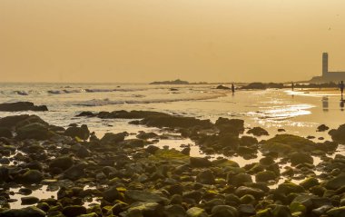 Güzel deniz desteklemek gündoğumu veya günbatımı günbatımı vahşi boş tropikal plaj, mavi gökyüzü, güneş ışığı reflextions kıyısında günbatımı zaman içinde güneşli bir manzara stil kullanılabilir gibi bir arka plan, duvar kağıdı, ekran koruyucu afiş seyahat etmek tatil 