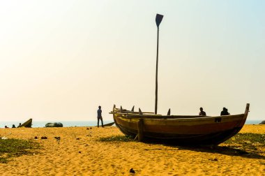 Balıkçı tekneleri gündoğumu veya günbatımı güzel deniz kıyısında bir bakış. Vahşi boş tropikal plaj, manzara tarzı alınan yansımalar kullanılabilir bir arka plan, duvar kağıdı, ekran koruyucu afiş seyahat tatil kavramı canlı gökyüzü, sarı kum, güneş ışığı.