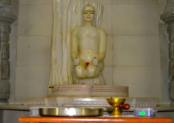 Weiße Marmorskulptur Des Jain Gottes Meditation — Stockfoto