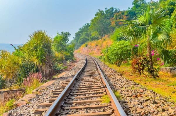 Fotoğraf dağ demiryolları parça Vizag Hindistan ek manzara tarzı. Konu sakin güzel heyecanlı macera ilham kaynağıdır. Arka plan ekran koruyucu için kullanışlıdır. Seyahat etmek ulaşım kavramı