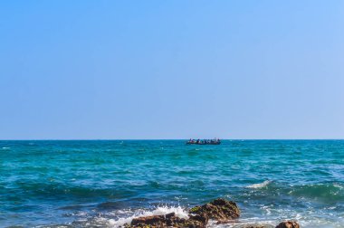 Noel ve yeni yıl kutlama süre arka plan Web sitesi banner kullanımı seyahat tatil tatil kavramı manzara tarzı kullanımı sırasında uzaktan alınan denizde kürek teknenin fotoğraf