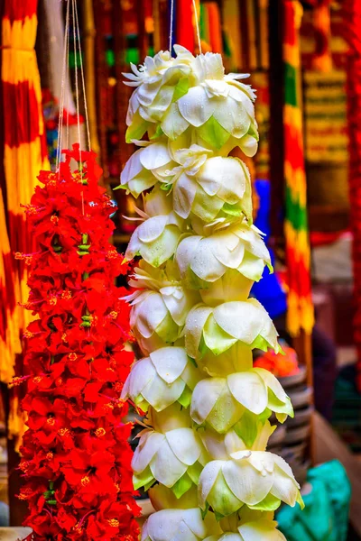 Dekoratif asma çelenk ile beyaz ve kırmızı çiçek. Noel ağacı dalları ve süsleme kavramı. Noel ve yeni yıl s tatil arka plan kopya alanı ile.