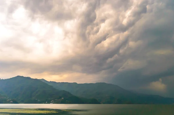 Foto Van Cloud Lake Berg Reflectie Buurt Van Pokhara Lake — Stockfoto
